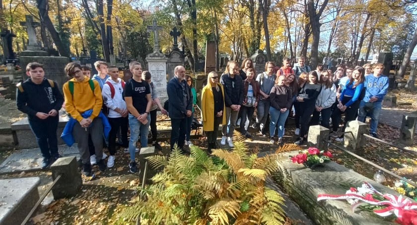 Szkolny Klub Wolontariatu „Silni Razem” z ZS1 w Zambrowie na Cmentarzu Powązkowskim [FOTO]