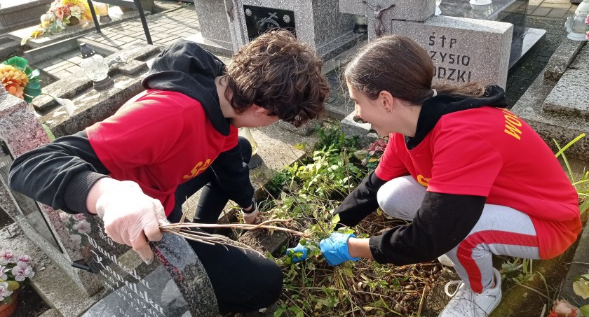 Wolontariusze z SP5 porządkowali groby na zambrowskich cmentarzach [FOTO]