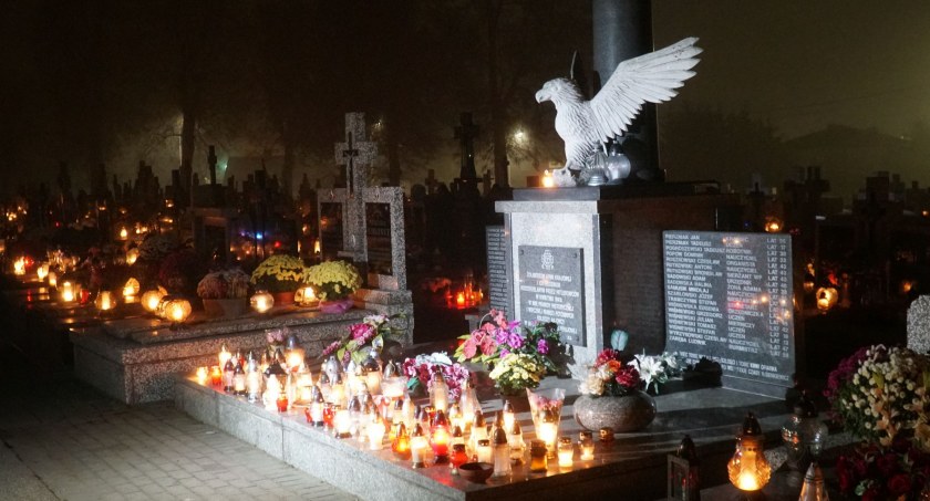 Dzisiaj Uroczystość Wszystkich Świętych. Cmentarze rozświetliły się tysiącami zniczy [FOTO]