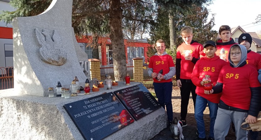 Wolontariusze z SP5 pamiętają o żołnierzach walczących o wolność i niepodległość