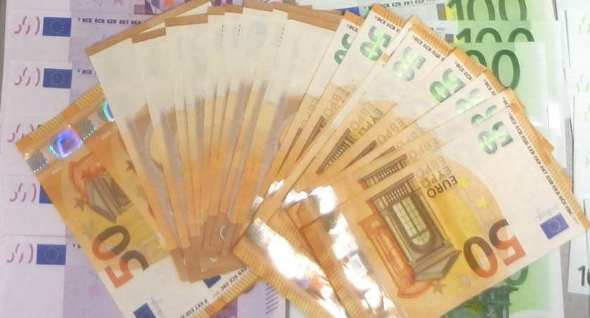 Nie zgłosił na granicy euro i dolarów. Został ukarany mandatem