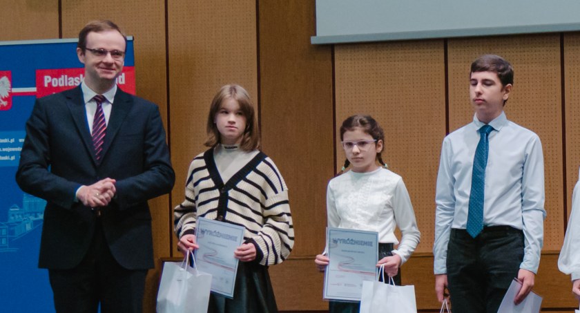 Julia Anuszkiewicz z SP5 wyróżniona w wojewódzkim konkursie „Podlaskie Drogi do Niepodległości” [FOTO]