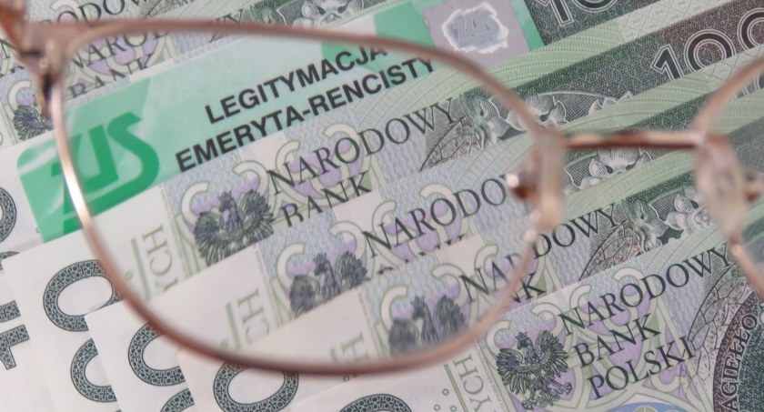 Pracujący renciści i wcześniejsi emeryci będą mogli dorobić więcej - zmieniają się kwoty graniczne przychodu od grudnia 2022 r.