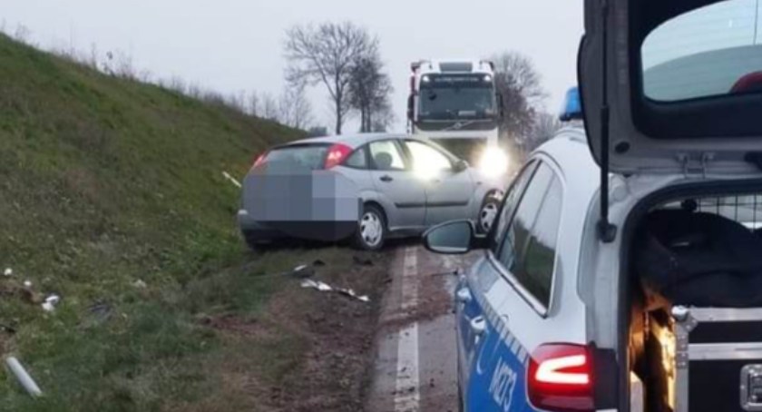 Osobówka uderzyła w skarpę na DK63. Kierowca i pasażer oddalili się z miejsca zdarzenia