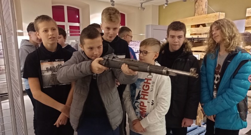 Uczniowie SP5 zwiedzili wystawę w RIH [FOTO]