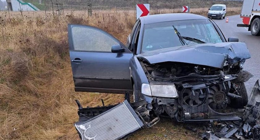 Wypadek na serwisówce. Cztery osoby w szpitalu [FOTO]