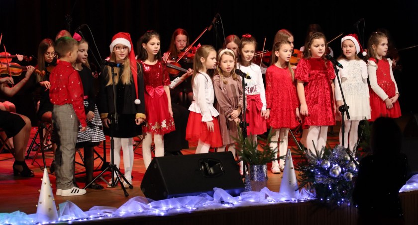 Świąteczny koncert “Gwiazdko świeć, kolędo leć” [FOTO+VIDEO]