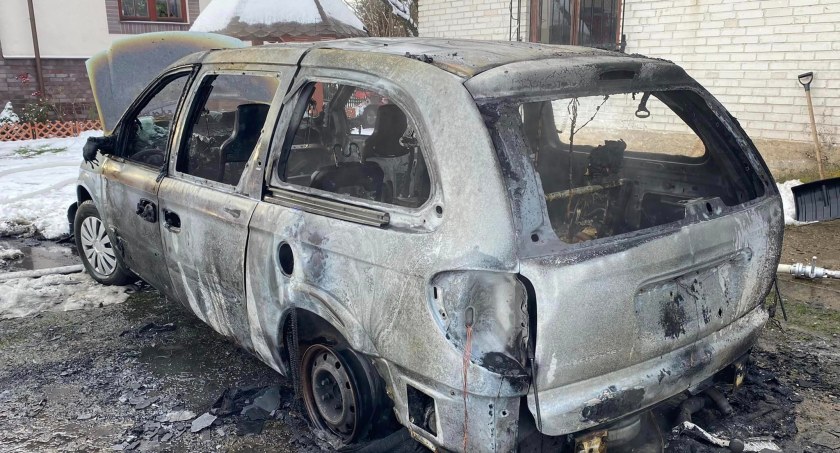 Osobówka spłonęła na jednej z posesji w gminie Zambrów [FOTO]