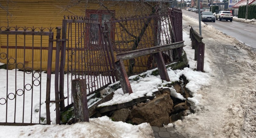 Poszukiwani świadkowie zdarzenia na rogu ulic Ostrowskiej i Obrońców Zambrowa [FOTO]