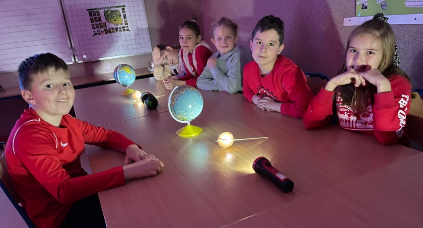 Ananasy z trzeciej klasy poznawali tajniki wszechświata [FOTO]