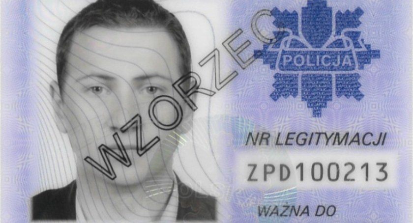 Policjanci mają nowe legitymacje