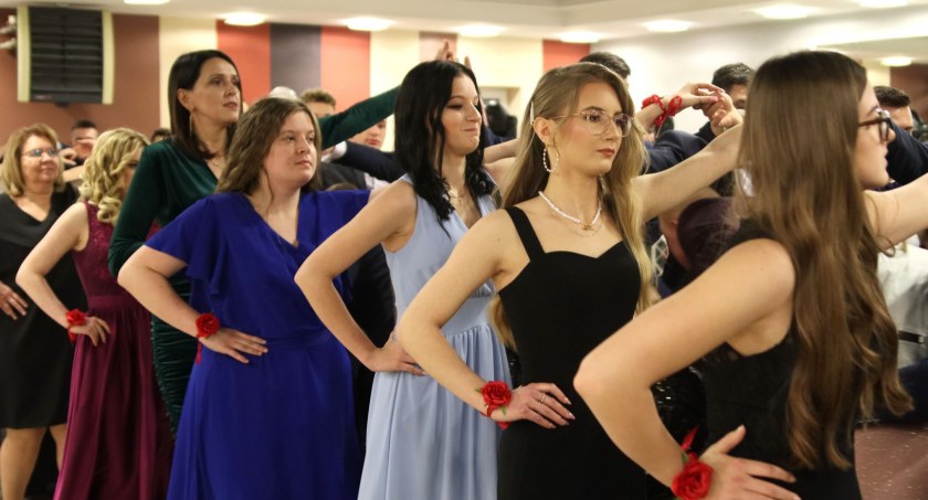 Sezon studniówkowy w Zambrowie rozpoczęty! Studniówka ZSA 2023 [FOTO+VIDEO]