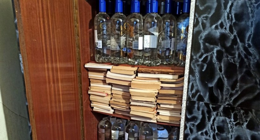 Nielegalne papierosy i alkohol w mieszkaniu 64-latka [FOTO]