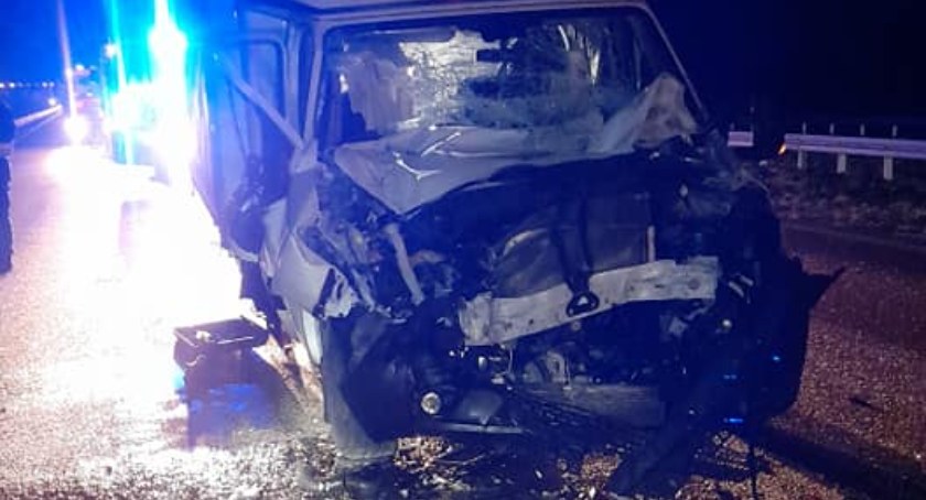 Samochód dostawczy wjechał w tył pługopiaskarki na S8 [FOTO]