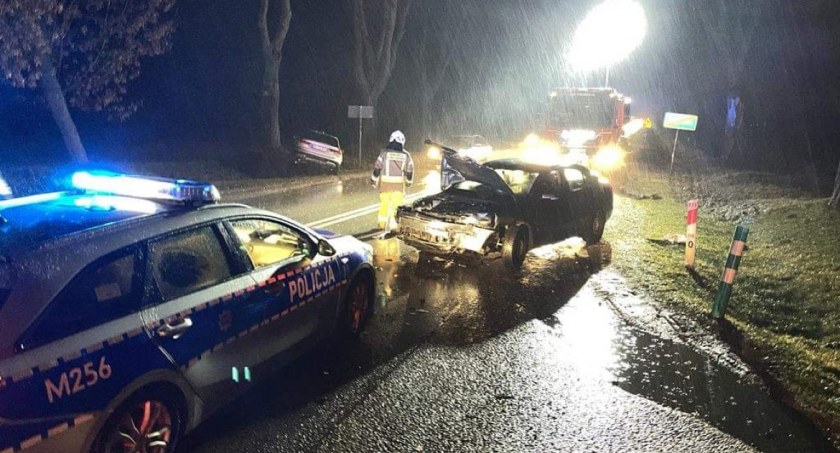 Jedna osoba w szpitalu po zderzeniu osobówek na DK63 [FOTO]