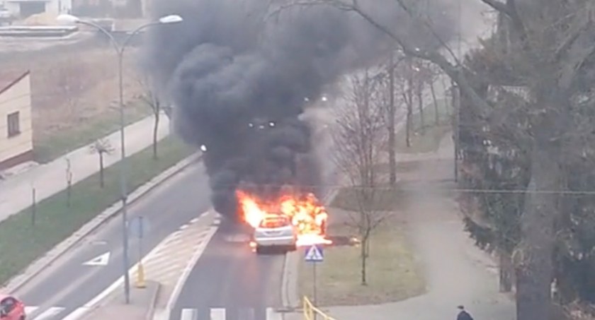 Samochód zapalił się na jednej z ulic Zambrowa [VIDEO]