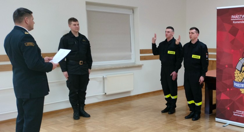Nowi strażacy w szeregach Państwowej Straży Pożarnej w Zambrowie
