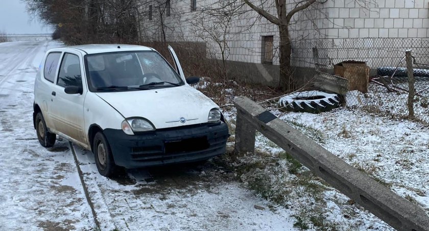 Osobówka wjechała w słup. Kierowca nietrzeźwy i bez uprawnień [FOTO]