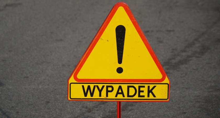 Osobówka wjechała w barierki na S8. Zablokowany jeden pas ruchu