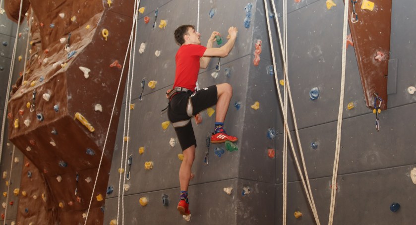 Sportowa Czwórka Strażacka 2023 - strażacy z gminy Szumowo sprawdzali się na ściance wspinaczkowej i w siatkówce [FOTO]