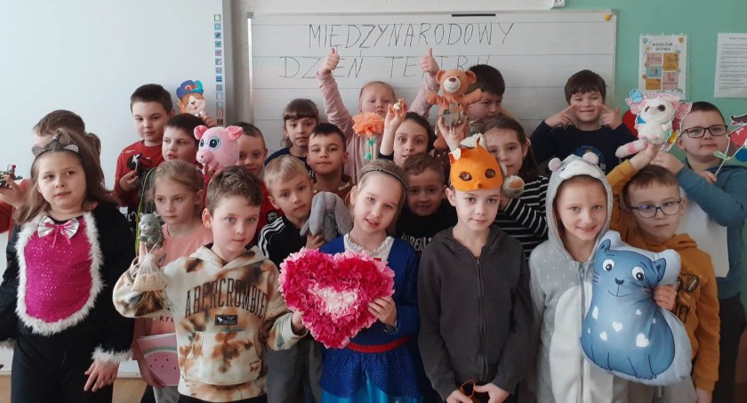 Pierwszoklasiści z SP3 świętowali Międzynarodowy Dzień Teatru [FOTO]