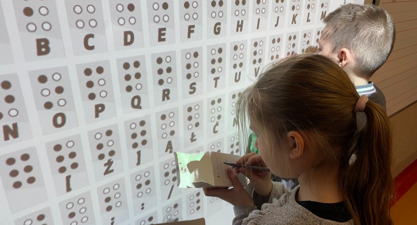 Komunikacja międzyludzka tematem zajęć małych naukowców z SP w Osowcu [FOTO]