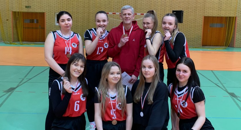 Koszykarki z ZS1 na podium w mistrzostwach województwa [FOTO]