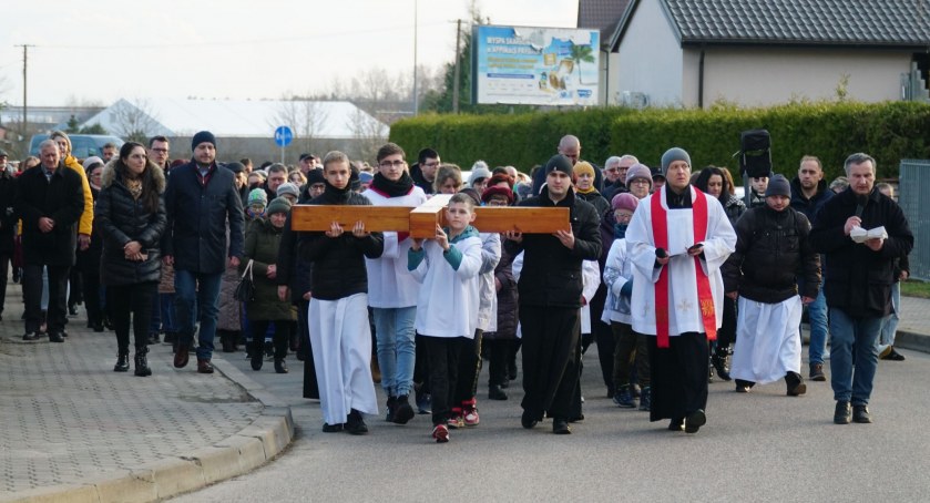 Droga krzyżowa z parafii pw. św. Józefa Rzemieślnika przeszła ulicami Zambrowa [FOTO]