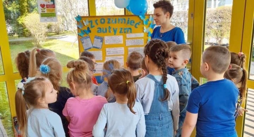 Społeczność Miejskiego Przedszkola nr 4 zabłysnęła na niebiesko [FOTO]