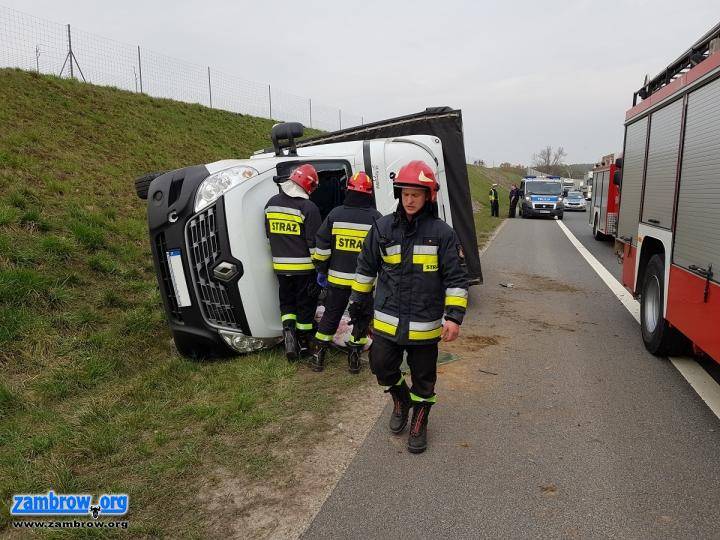 Samochód dostawczy przewrócił się na „ósemce” [foto]