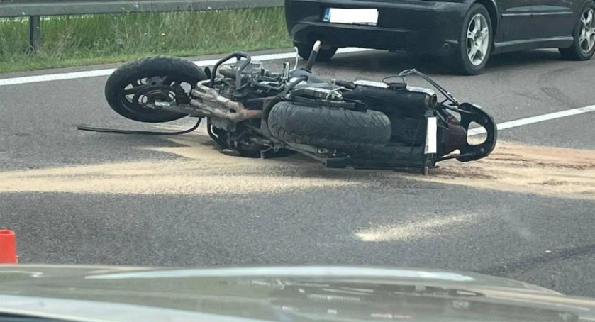 Nie ustąpiła pierwszeństwa motocykliście. 25-latek przewieziony do szpitala