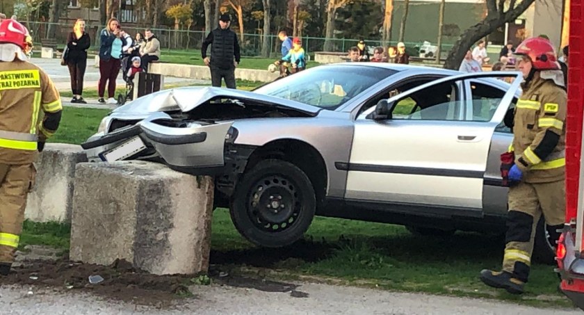 Pijany kierowca uciekał przed policjantami. Auto zawisło na betonowym słupku [FOTO]