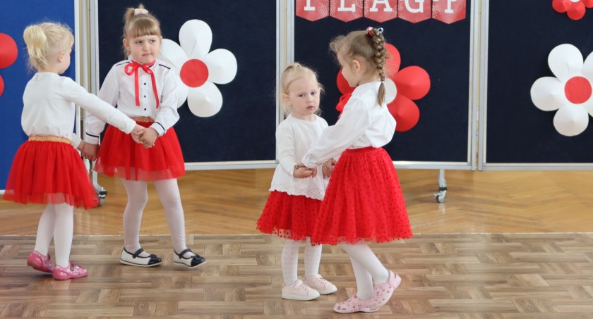Uroczyste obchody Dnia Flagi RP w Kołakach Kościelnych [FOTO]