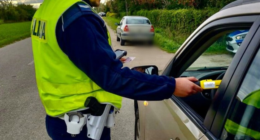 Czterech nietrzeźwych kierowców straciło 