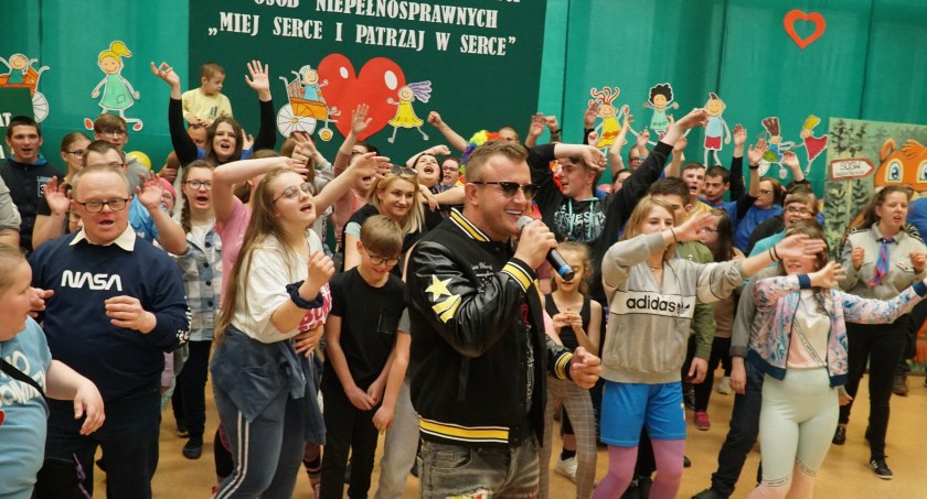 Dawid Narożny z zespołu Piękni i Młodzi zaśpiewał dla podopiecznych SOSW w Długoborzu [VIDEO+FOTO]