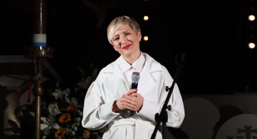 Magda Steczkowska zaśpiewała w Zambrowie z okazji urodzin Papieża [VIDEO+FOTO]