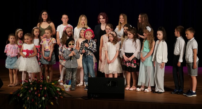 Podopieczni Studia Piosenki ART zaśpiewali dla Mam [VIDEO+FOTO]