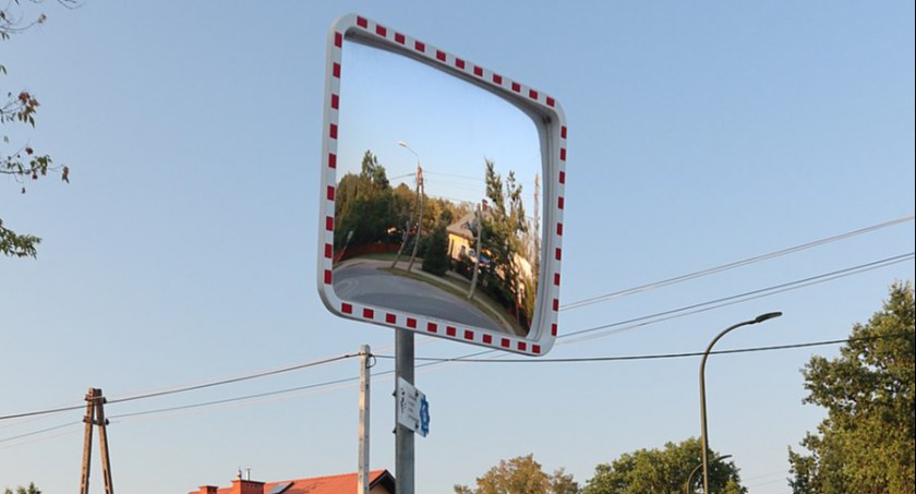 Radny interpeluje o zamontowanie lustra drogowego