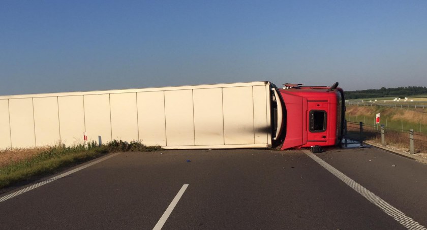 Ciężarówka przewróciła się na S8. Droga zablokowana [FOTO]