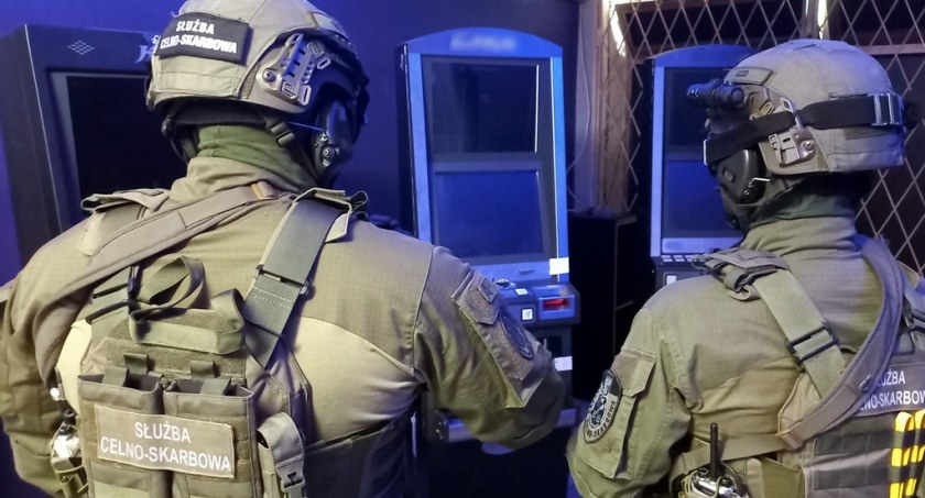 KAS i policja zlikwidowały nielegalny salon gier hazardowych w Łomży [FOTO]
