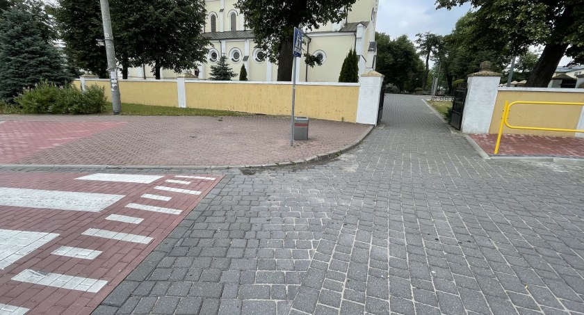 Radny interpeluje w sprawie dostosowania chodnika do osób niepełnosprawnych