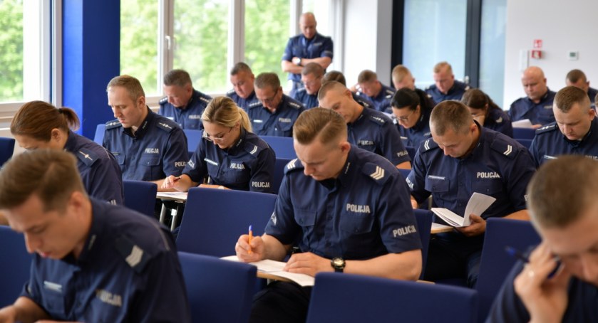 Asp. szt. Krzysztof Rosa z KPP w Zambrowie najlepszym kierownikiem dzielnicowych 2023 w województwie podlaskim [FOTO]]