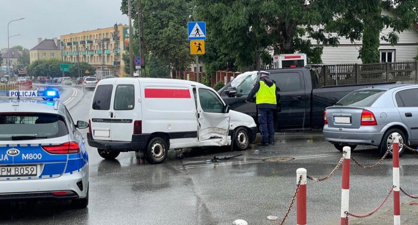 Osobówki zderzyły się na skrzyżowaniu Białostockiej i Wyszyńskiego [FOTO]