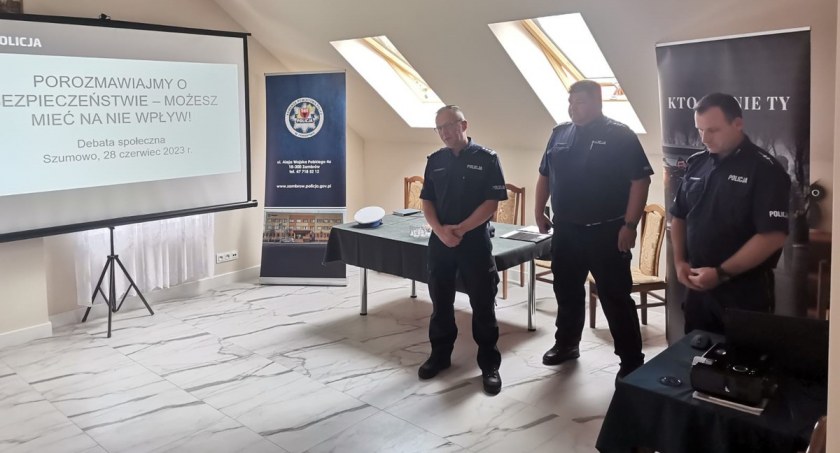 Policjanci rozmawiali o bezpieczeństwie z mieszkańcami gminy Szumowo 