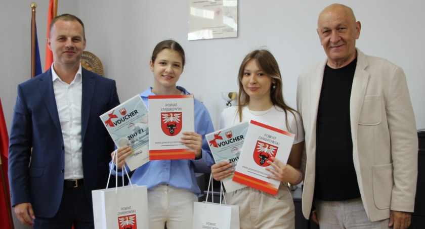 Amelia Zaręba i Nikola Żurawska wyróżnione przez zambrowskich starostów [FOTO]