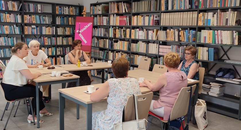 Wakacyjne spotkanie zambrowskiego Dyskusyjnego Klubu Książki [FOTO]