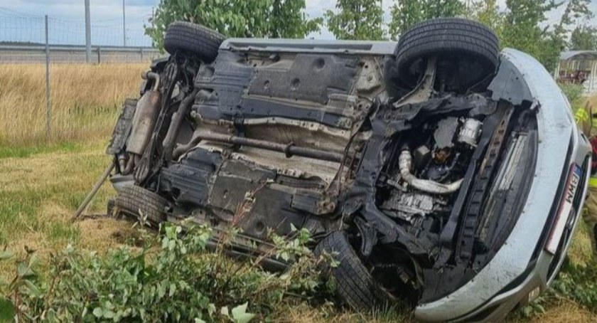 Jedna osoba w szpitalu po dachowaniu auta przy S8 [FOTO]