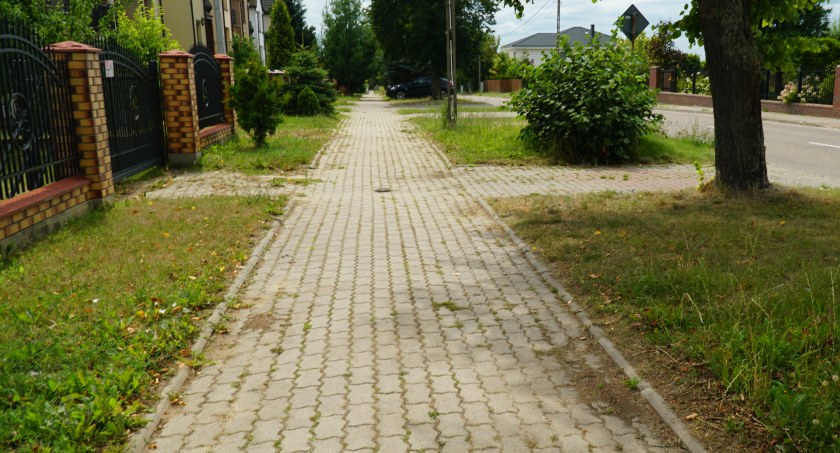 Chodnik przy ul Wądołkowskiej jest w dobrym stanie i nie wymaga remontu [FOTO]