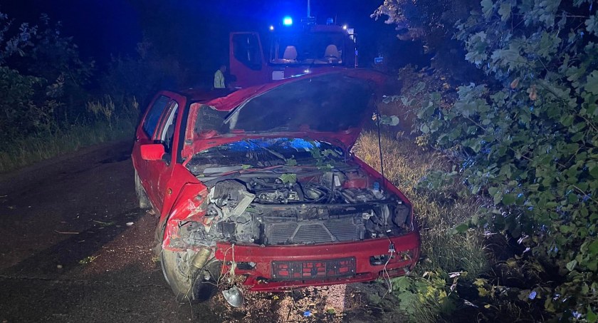 Osobówka dachowała niedaleko miejscowości Łosie-Dołęgi. Jedna osoba w szpitalu [FOTO]