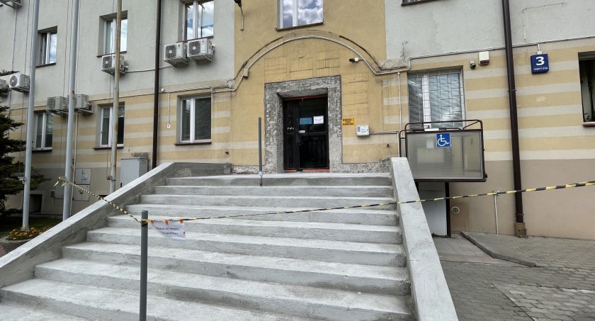 Trwa remont wejścia do zambrowskiego magistratu [FOTO]